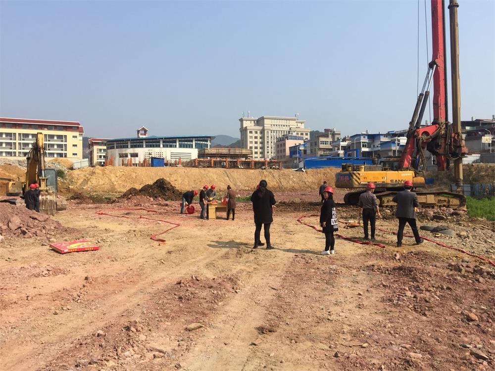祝賀福建易順建筑工程有限公司承建的松溪縣工農路農貿市場及安置房綜合體項目工程開機儀式