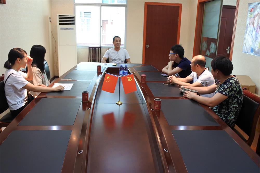 知識改變人的命運，公司職工子女考上大學 單位頒發助學金