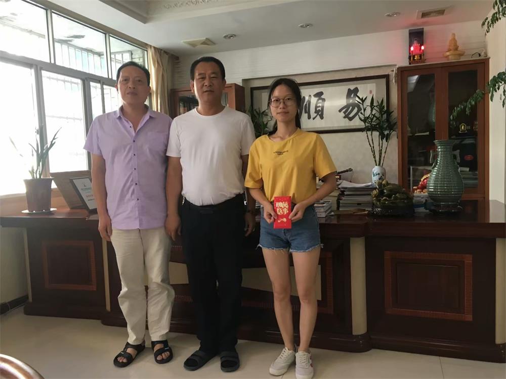 知識改變人的命運，公司職工子女考上大學 單位頒發助學金