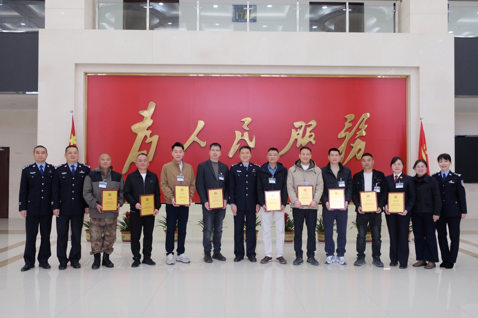 熱烈祝賀易順建工集團有限公司總經(jīng)理李晉恒受聘松溪縣公安局黨風(fēng)政風(fēng)警風(fēng)監(jiān)督員